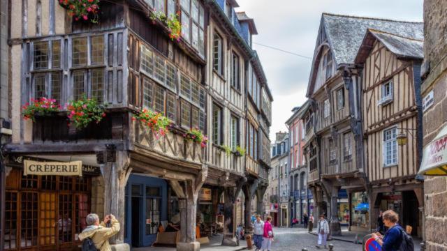 T2 Lumineux - Renove- - Centre Historique Dinan- Parking - Terrasse *