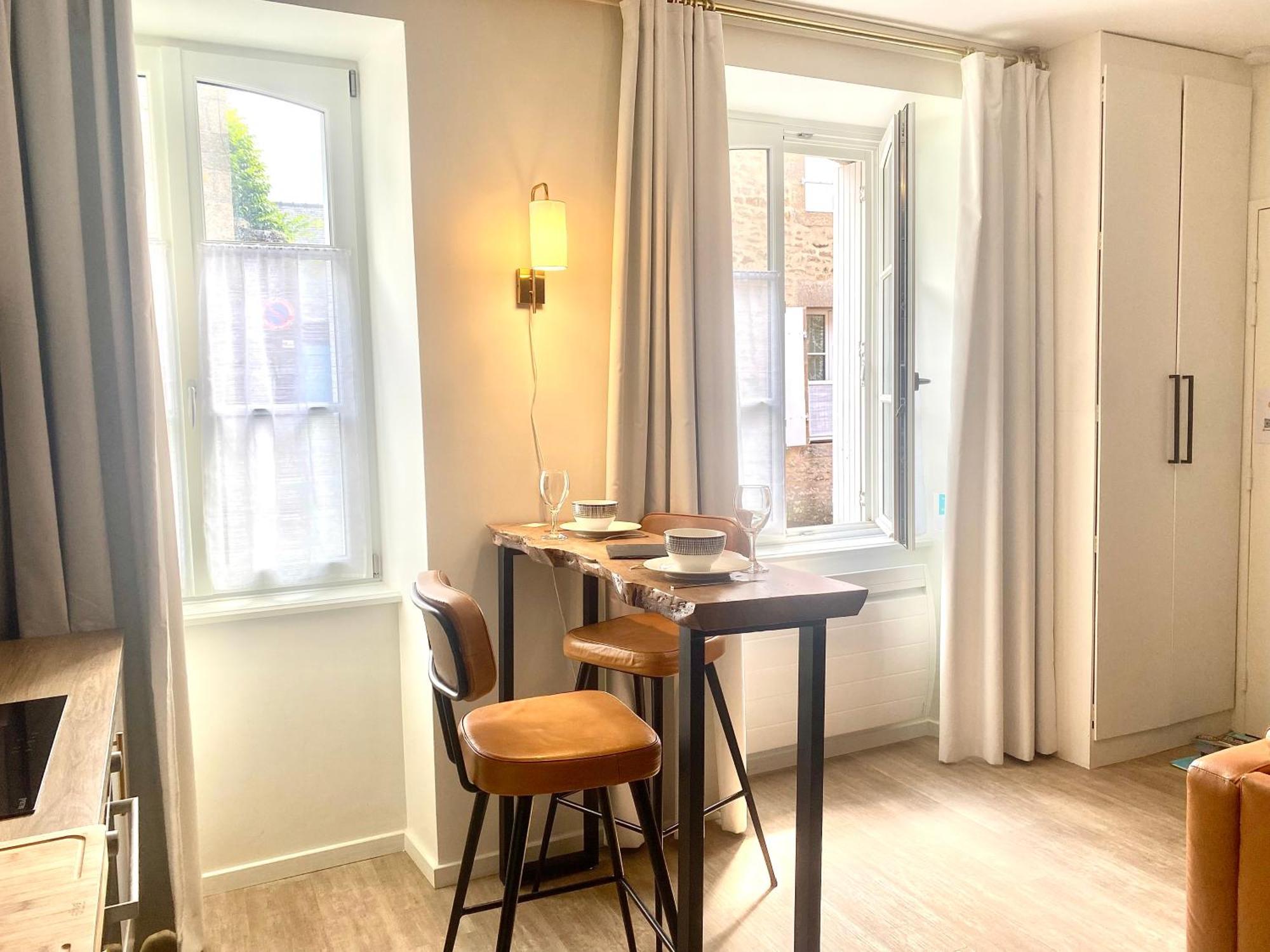 T2 Lumineux - Renove- - Centre Historique Dinan- Parking - Terrasse